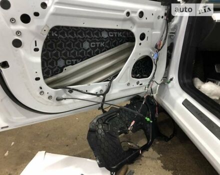 Белый Тесла Модель 3, объемом двигателя 0 л и пробегом 75 тыс. км за 25799 $, фото 29 на Automoto.ua