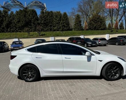 Белый Тесла Модель 3, объемом двигателя 0 л и пробегом 100 тыс. км за 16900 $, фото 5 на Automoto.ua