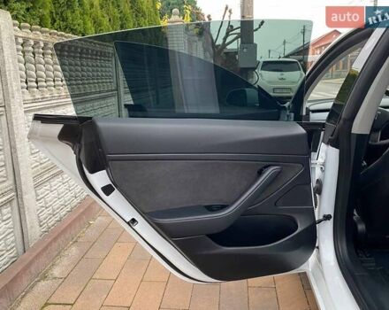 Білий Тесла Модель 3, об'ємом двигуна 0 л та пробігом 130 тис. км за 17200 $, фото 16 на Automoto.ua