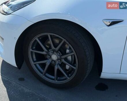 Белый Тесла Модель 3, объемом двигателя 0 л и пробегом 48 тыс. км за 20499 $, фото 4 на Automoto.ua