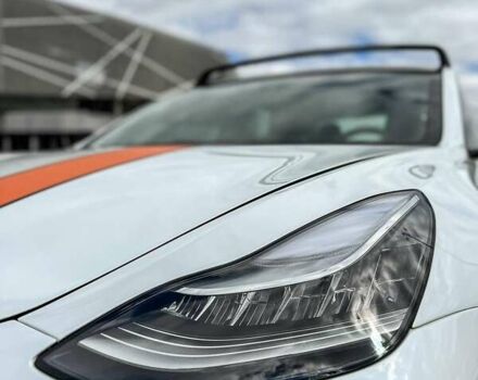 Білий Тесла Модель 3, об'ємом двигуна 0 л та пробігом 71 тис. км за 18000 $, фото 2 на Automoto.ua