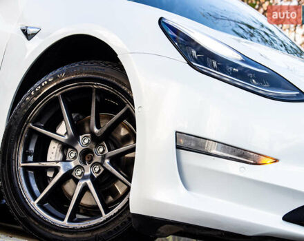 Белый Тесла Модель 3, объемом двигателя 0 л и пробегом 146 тыс. км за 17500 $, фото 2 на Automoto.ua