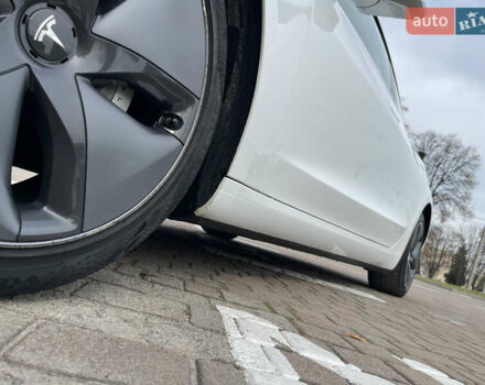 Белый Тесла Модель 3, объемом двигателя 0 л и пробегом 120 тыс. км за 17000 $, фото 23 на Automoto.ua