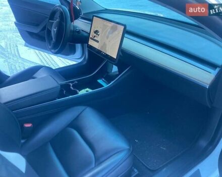 Білий Тесла Модель 3, об'ємом двигуна 0 л та пробігом 111 тис. км за 13700 $, фото 5 на Automoto.ua