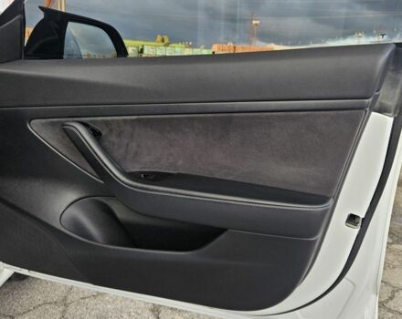 Білий Тесла Модель 3, об'ємом двигуна 0 л та пробігом 78 тис. км за 15300 $, фото 11 на Automoto.ua