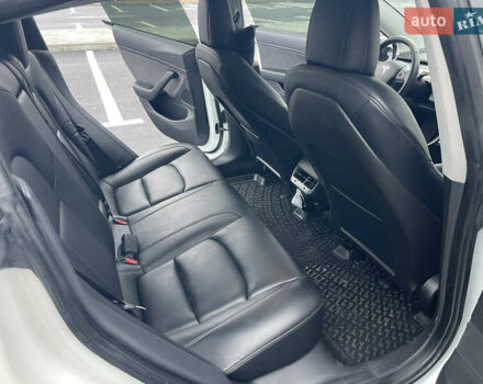 Белый Тесла Модель 3, объемом двигателя 0 л и пробегом 73 тыс. км за 17000 $, фото 35 на Automoto.ua