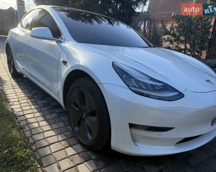 Белый Тесла Модель 3, объемом двигателя 0 л и пробегом 49 тыс. км за 21000 $, фото 2 на Automoto.ua
