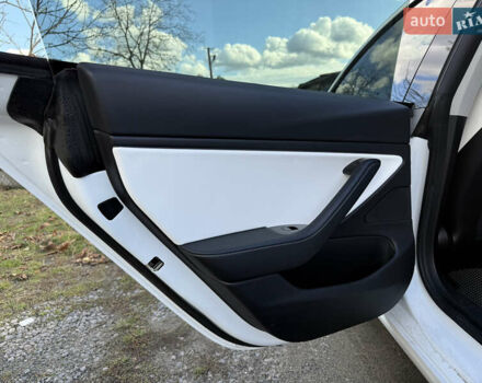 Белый Тесла Модель 3, объемом двигателя 0 л и пробегом 89 тыс. км за 16999 $, фото 12 на Automoto.ua