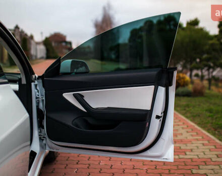 Белый Тесла Модель 3, объемом двигателя 0 л и пробегом 63 тыс. км за 15999 $, фото 39 на Automoto.ua