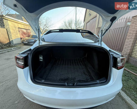 Білий Тесла Модель 3, об'ємом двигуна 0 л та пробігом 192 тис. км за 18350 $, фото 4 на Automoto.ua