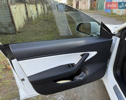 Белый Тесла Модель 3, объемом двигателя 0 л и пробегом 89 тыс. км за 16999 $, фото 22 на Automoto.ua