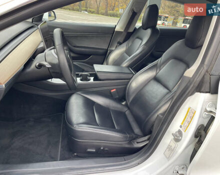 Белый Тесла Модель 3, объемом двигателя 0 л и пробегом 120 тыс. км за 17000 $, фото 31 на Automoto.ua