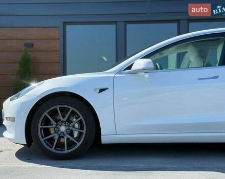 Білий Тесла Модель 3, об'ємом двигуна 0 л та пробігом 67 тис. км за 20499 $, фото 6 на Automoto.ua