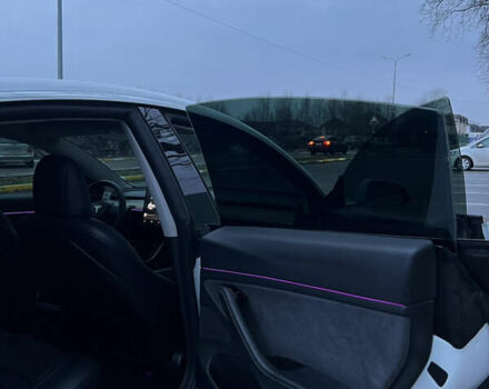 Білий Тесла Модель 3, об'ємом двигуна 0 л та пробігом 76 тис. км за 20500 $, фото 6 на Automoto.ua