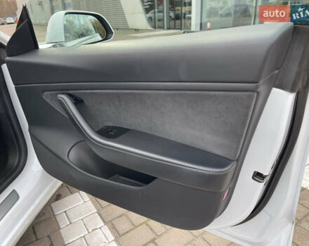 Белый Тесла Модель 3, объемом двигателя 0 л и пробегом 120 тыс. км за 17000 $, фото 45 на Automoto.ua