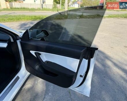 Белый Тесла Модель 3, объемом двигателя 0 л и пробегом 57 тыс. км за 21000 $, фото 71 на Automoto.ua