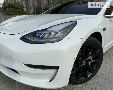 Білий Тесла Модель 3, об'ємом двигуна 0 л та пробігом 95 тис. км за 19999 $, фото 3 на Automoto.ua