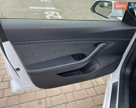 Белый Тесла Модель 3, объемом двигателя 0 л и пробегом 120 тыс. км за 17000 $, фото 30 на Automoto.ua