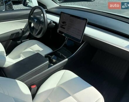 Білий Тесла Модель 3, об'ємом двигуна 0 л та пробігом 67 тис. км за 20499 $, фото 48 на Automoto.ua