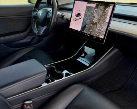 Белый Тесла Модель 3, объемом двигателя 0 л и пробегом 77 тыс. км за 21499 $, фото 23 на Automoto.ua