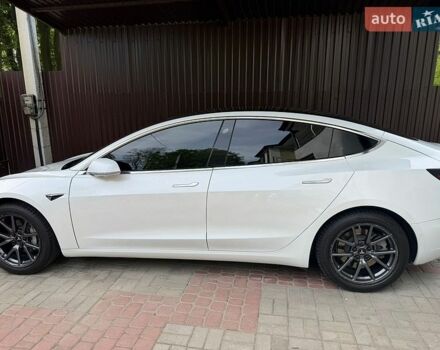 Белый Тесла Модель 3, объемом двигателя 0 л и пробегом 234 тыс. км за 13900 $, фото 2 на Automoto.ua