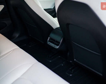 Белый Тесла Модель 3, объемом двигателя 0 л и пробегом 63 тыс. км за 15999 $, фото 34 на Automoto.ua