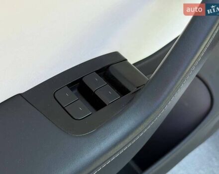 Белый Тесла Модель 3, объемом двигателя 0 л и пробегом 48 тыс. км за 20499 $, фото 16 на Automoto.ua