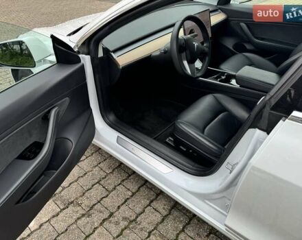 Белый Тесла Модель 3, объемом двигателя 0 л и пробегом 98 тыс. км за 18500 $, фото 4 на Automoto.ua
