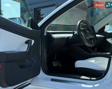 Білий Тесла Модель 3, об'ємом двигуна 0 л та пробігом 67 тис. км за 20499 $, фото 14 на Automoto.ua