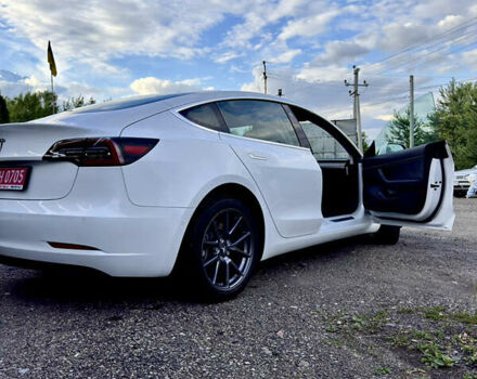 Белый Тесла Модель 3, объемом двигателя 0 л и пробегом 32 тыс. км за 21500 $, фото 18 на Automoto.ua