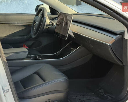 Белый Тесла Модель 3, объемом двигателя 0 л и пробегом 70 тыс. км за 13900 $, фото 9 на Automoto.ua