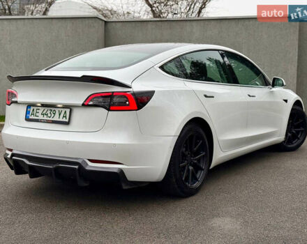 Белый Тесла Модель 3, объемом двигателя 0 л и пробегом 105 тыс. км за 14999 $, фото 3 на Automoto.ua