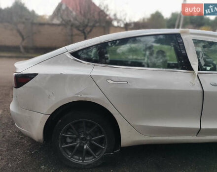 Белый Тесла Модель 3, объемом двигателя 0 л и пробегом 61 тыс. км за 9999 $, фото 8 на Automoto.ua