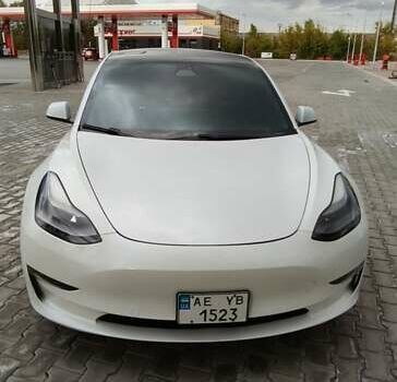 Білий Тесла Модель 3, об'ємом двигуна 0 л та пробігом 110 тис. км за 20750 $, фото 3 на Automoto.ua