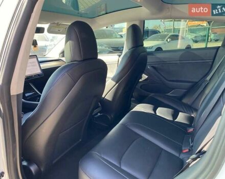 Білий Тесла Модель 3, об'ємом двигуна 0 л та пробігом 75 тис. км за 15000 $, фото 18 на Automoto.ua