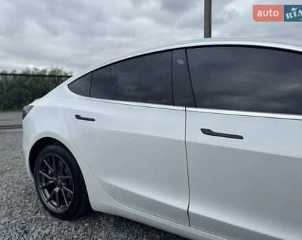 Белый Тесла Модель 3, объемом двигателя 0 л и пробегом 120 тыс. км за 17500 $, фото 7 на Automoto.ua