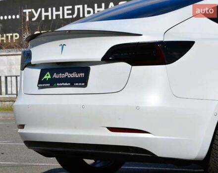 Білий Тесла Модель 3, об'ємом двигуна 0 л та пробігом 65 тис. км за 20500 $, фото 14 на Automoto.ua