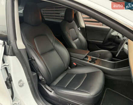 Білий Тесла Модель 3, об'ємом двигуна 0 л та пробігом 111 тис. км за 19900 $, фото 11 на Automoto.ua