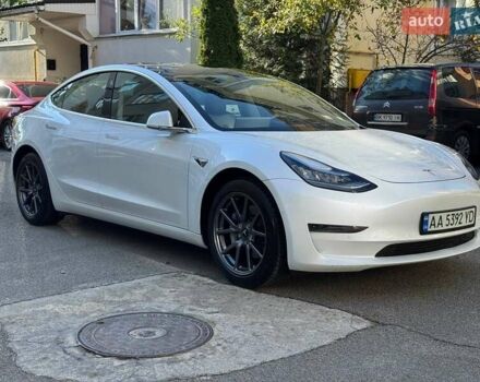 Тесла Модель 3 2020 в Киеве на Automoto.ua Белый Тесла Модель 3, объемом двигателя 0 л и пробегом 79 тыс. км за 15500 $, фото 2 на Automoto.ua
