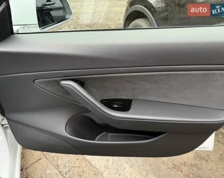 Білий Тесла Модель 3, об'ємом двигуна 0 л та пробігом 58 тис. км за 23000 $, фото 16 на Automoto.ua