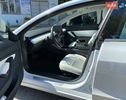 Білий Тесла Модель 3, об'ємом двигуна 0 л та пробігом 61 тис. км за 27000 $, фото 12 на Automoto.ua