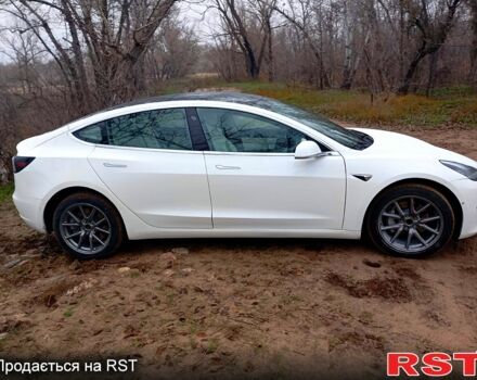 Белый Тесла Модель 3, объемом двигателя 75 л и пробегом 77 тыс. км за 16000 $, фото 4 на Automoto.ua