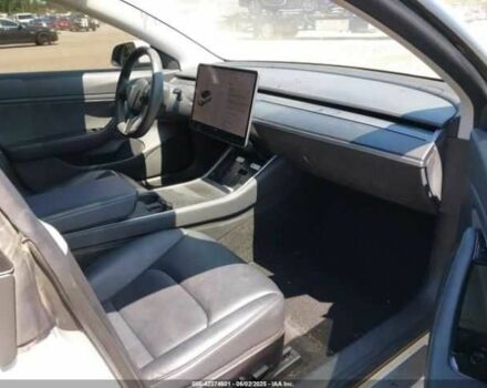 Белый Тесла Модель 3, объемом двигателя 0 л и пробегом 53 тыс. км за 5500 $, фото 4 на Automoto.ua
