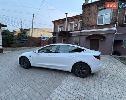 Тесла Модель 3 2020 в Днепре (Днепропетровске) на Automoto.ua Белый Тесла Модель 3, объемом двигателя 0 л и пробегом 85 тыс. км за 22200 $, фото 2 на Automoto.ua