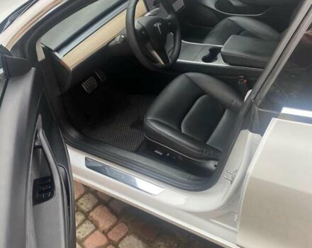 Белый Тесла Модель 3, объемом двигателя 0 л и пробегом 60 тыс. км за 16999 $, фото 6 на Automoto.ua