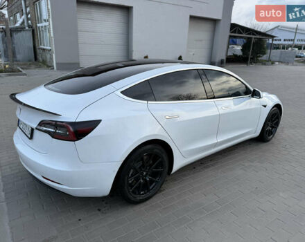 Білий Тесла Модель 3, об'ємом двигуна 0 л та пробігом 84 тис. км за 20500 $, фото 4 на Automoto.ua