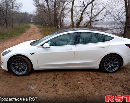 Белый Тесла Модель 3, объемом двигателя 75 л и пробегом 77 тыс. км за 16000 $, фото 3 на Automoto.ua