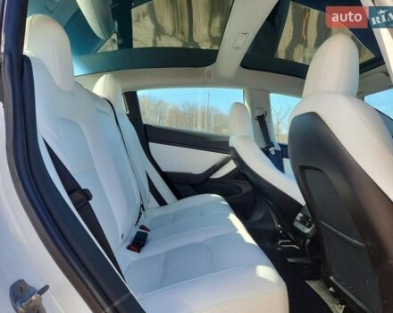 Білий Тесла Модель 3, об'ємом двигуна 0 л та пробігом 93 тис. км за 5500 $, фото 3 на Automoto.ua
