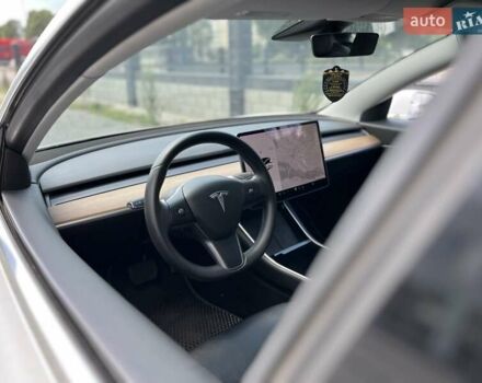 Білий Тесла Модель 3, об'ємом двигуна 0 л та пробігом 57 тис. км за 18650 $, фото 21 на Automoto.ua