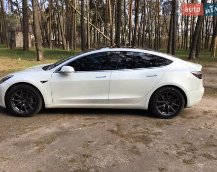 Белый Тесла Модель 3, объемом двигателя 0 л и пробегом 70 тыс. км за 20300 $, фото 4 на Automoto.ua